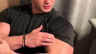 Eşcinsel fahişeler, büyük penisle anüslerinden sikiliyorlar.