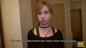 DEBT4k. Teen Schuldner zahlt f&uuml_r Schulden mit zartem Mund und Vagina