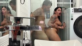 Ficamos na casa de uns amigos na praia e o tes&atilde_o foi forte de mais, entramos no banheiro apertado da empregada e transamos gostoso, quebramos tudo mas gozamos gostoso kkkk