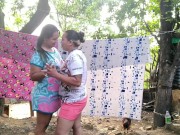 lesbiana excitada le es infiel a su novia con la mejor amiga culona en el patio de la casa