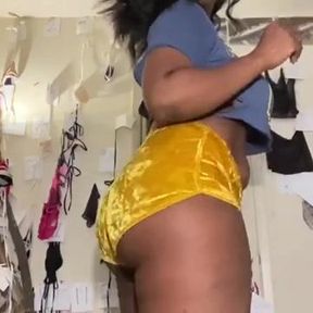 Kitty Kash Shakes It All: Watch Her Curvy Moves and Irresistible Charm!