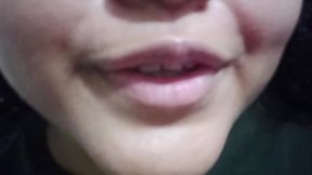 Mi prima se graba y me env&iacute_a  un v&iacute_deo masturbandose