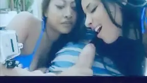 Chicas Sexis Compartiendo Pene Cerca Del Río