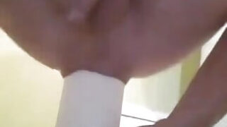 Orgasmo esplosivo di un dilettante gay durante un profondo fisting anale