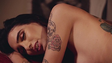FILME COMPLETO - MARCELA DIMOV NÃO AGUENTA DE TESÃO E VAI ATRÁS DE ROLA EM DARK ROOM