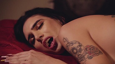 FILME COMPLETO - MARCELA DIMOV NÃO AGUENTA DE TESÃO E VAI ATRÁS DE ROLA EM DARK ROOM