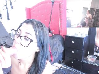 me fumo un cigarrillo mientras me como la gran verga de mi vecino