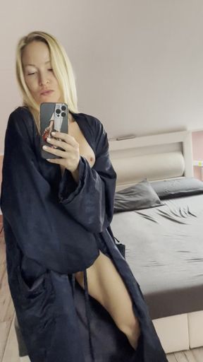 Oops. Hot MILF accidentally flashed her boobs