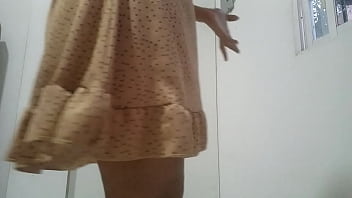 Hijastra limpia su casa, para la llegada del padrastro bandida ense&ntilde_a su co&ntilde_o y sus tetas mientras limpia.