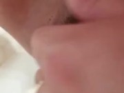 Se consuela sola en el baño teniendo el coño humedo