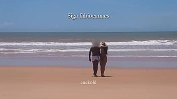 (TRECHO) Sarro gostoso interracial da howife. Esposa gostosa de biquini se exibe na praia e pega no pauz&atilde_o do neg&atilde_o de sunga branca e recebe massagem na frente do corno.