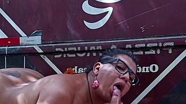 Sentado gostoso no pauzao do magrão pintor