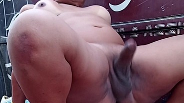 Sentado gostoso no pauzao do magrão pintor