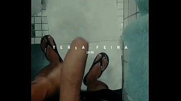 Magrinho roludo tirando o pau pra fora em c&acirc_mera lenta