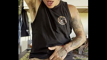 Hombre Trans se masturba en la cocina