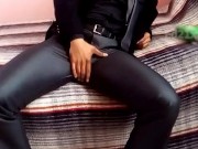 webcam trajeado jugando con bulto en traje satinado brilloso 1
