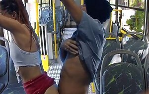 Estudante e encoxada e fudida por um estranho dentro do onibus!