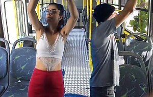Estudante e encoxada e fudida por um estranho dentro do onibus!