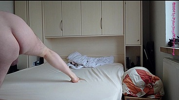 Nackter Nylonjunge bezieht sein Bett
