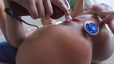Dee Williams Short Haired Blonde MILF Buttplug Pleasure