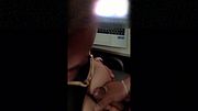 SORPRENDO A MI NOVIA VIENDO PORNO Y ME DEJA MASTURBARME EN SUS TETAS