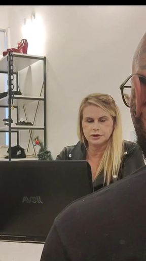 Massagista Numa Entrevista De Emprego Foi Punido Tiffany Obriga Ele Brinca Cons Pezinho