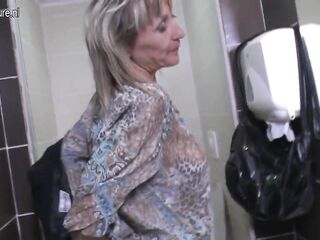 Old whore step mamma gets a screw on a water closet