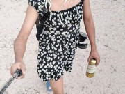 sexy ladyboy camina en publico con minifalda y sandalias muy caliente