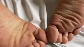 GIANT FEET POSING CUMSHOT-4K