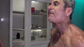 o medico maduro engolindo leite pelo cu e pela boca
