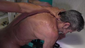 o medico maduro engolindo leite pelo cu e pela boca