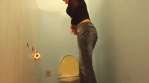 Brunette schrikt zich rot als er een lul een gloryhole komt