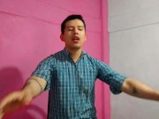 Barbero le da sexo oral a un cliente en su salon. Se come la leche de su gran polla- Relato sexual