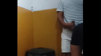 Chupando o pau do amigo