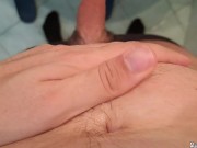 tonnellate di piscio per il cazzo di questo twink peloso con il petto pieno di sperma