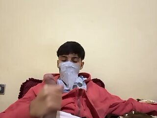 Jeunot rebeu se branle et jouit