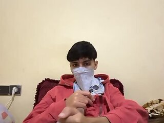 Jeunot rebeu se branle et jouit