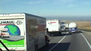 Johnny Thrust sodomise les Américaines Gia Paloma, Julie Night et Kami Andrews jusqu'à l'orgasme explosif.