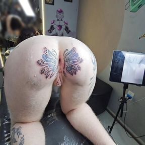 GIRL ASKED THE TATTOO ARTIST TO MARK HER ASS WITH A TATTOO SO THAT MEN DON&#039;T MISS THE HOLE