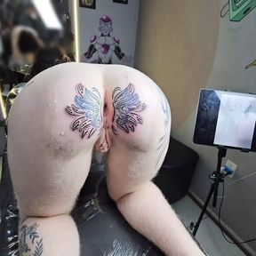 GIRL ASKED THE TATTOO ARTIST TO MARK HER ASS WITH A TATTOO SO THAT MEN DON&#039;T MISS THE HOLE