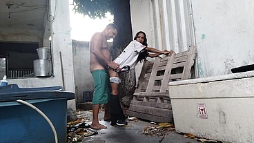 Vizinha sapatão dando cu no quintal.