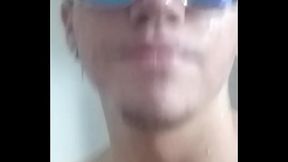 Novinho gostoso dan&ccedil_ando e ouvindo funk