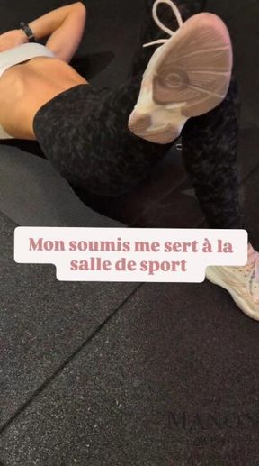 Mon soumis me sert à la salle de sport