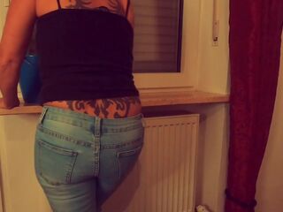 Beim Fenster putzen in die Jeans gepisst