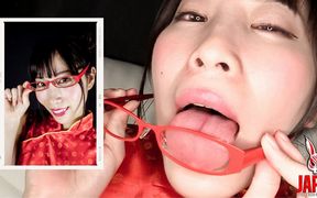 Glasses Licking: Momona's Seductive Dance