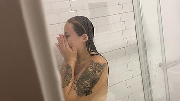 Me pilló en la ducha y me follo duro