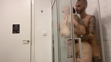 Me pilló en la ducha y me follo duro