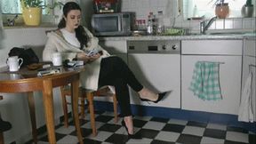 SexyShoeplayInTheKitchen (WMV)