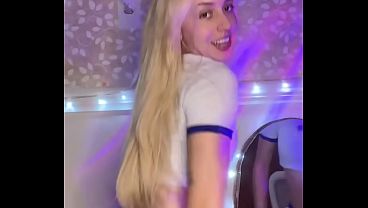 Novinha loira rebolando