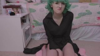 Tatsumaki från One Punch Man Cosplay-tjej rider enorma dildos på en bad dragon